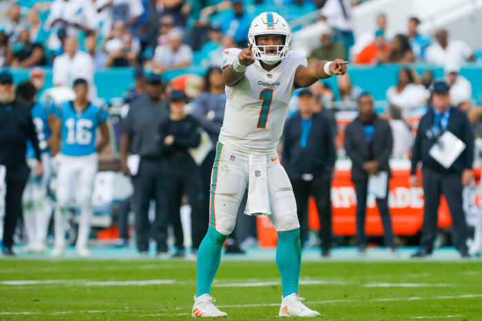 tua-tagovailoa-dolphins-panthers